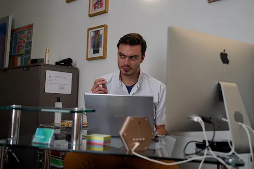 Nicolas Huet à son bureau au cabinet d'ostéopathie