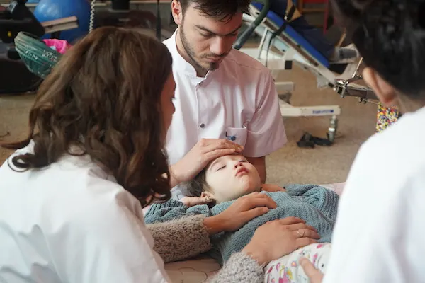 Ostéopathie pédiatrique : enfant allongé pendant la séance