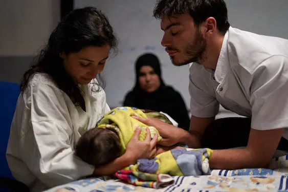 Nicolas Huet traitant un bébé en présence de sa mère