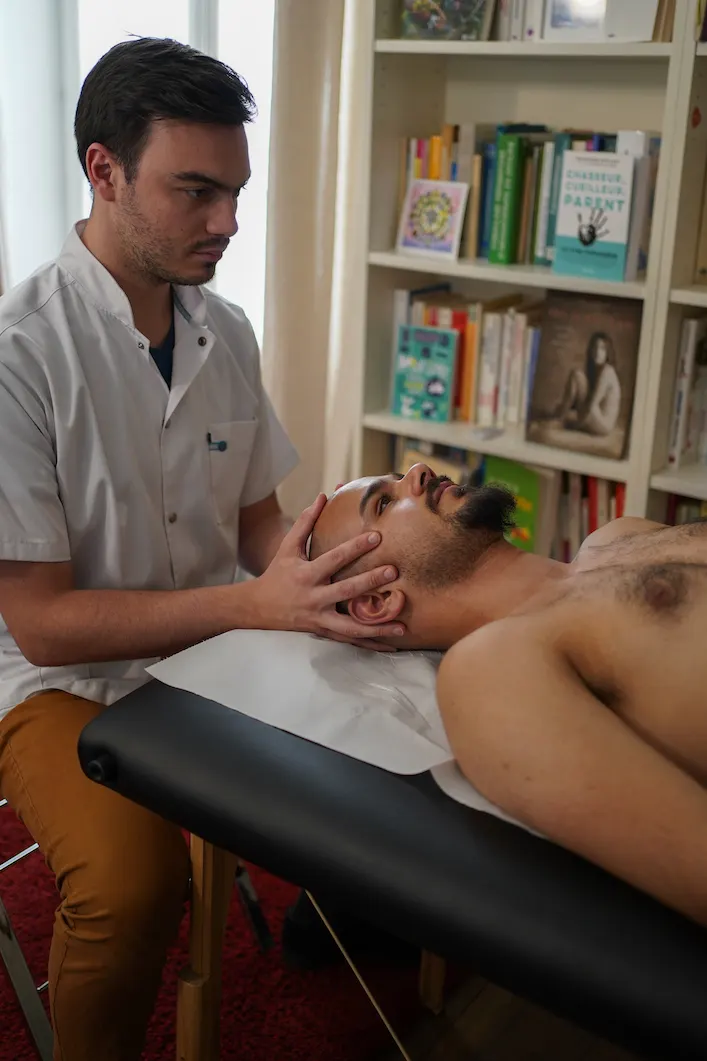 Technique crânienne sur un patient allongé, cabinet d'ostéopathie Paris 12