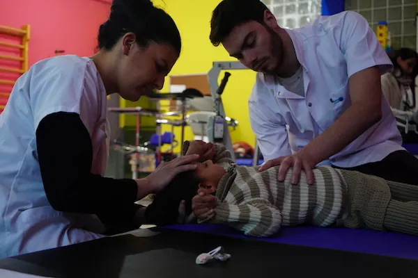 Séance d’ostéopathie auprès d’enfants en association